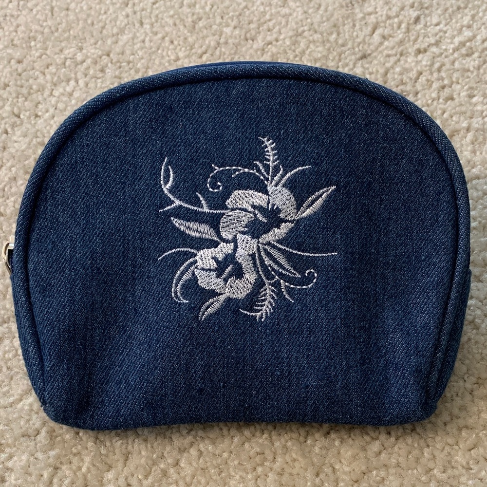 Denim & White Embroidered Floral Pouch – NWOT – Makeup/Travel Bag – Cute & Clean